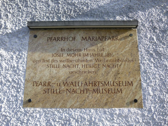 Gedenktafel vom Lied "Stille Nacht" im Pfarrhof Mariapfarr. Z17