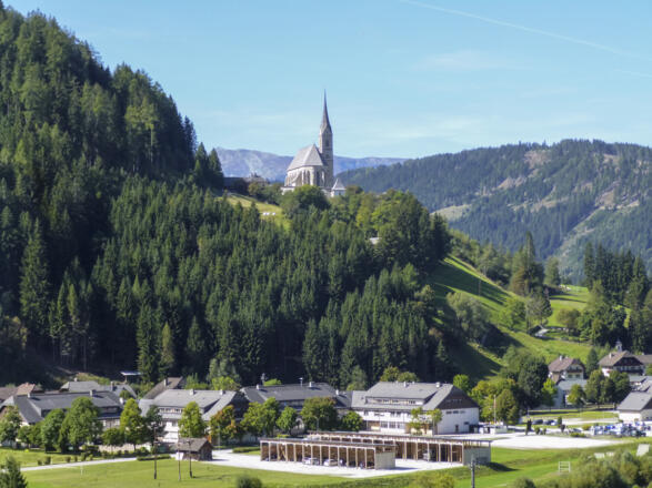Katholische Kirche St.Leonhard in Tamsweg vom Lasaberg gesehen. Z17
