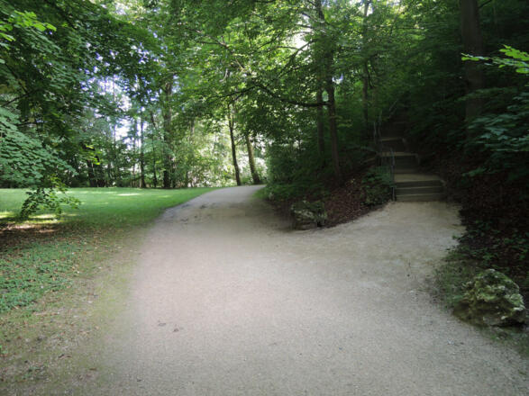 Die Treppen führen zum Schloss Rosenau hinauf.