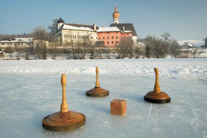 Eisstockschießen auf em zugefrorenen Höglwörther See