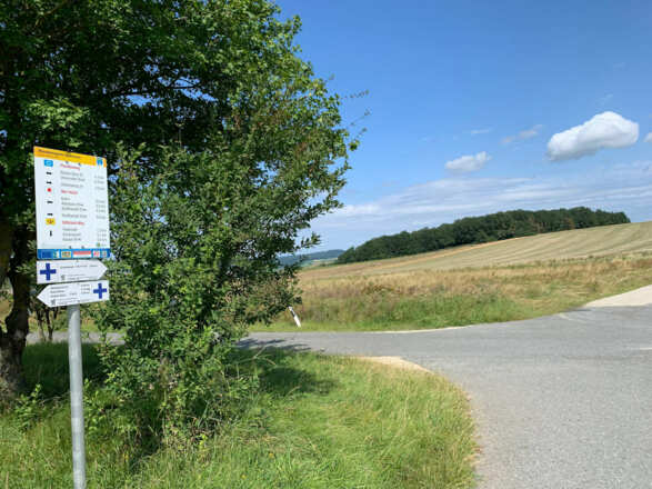 Der Wegweiser zeigt uns die Richtung des Planetenwegs