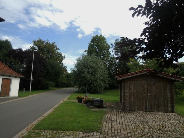 Am Brunnen in Mirsdorf geht es weiter geradeaus.