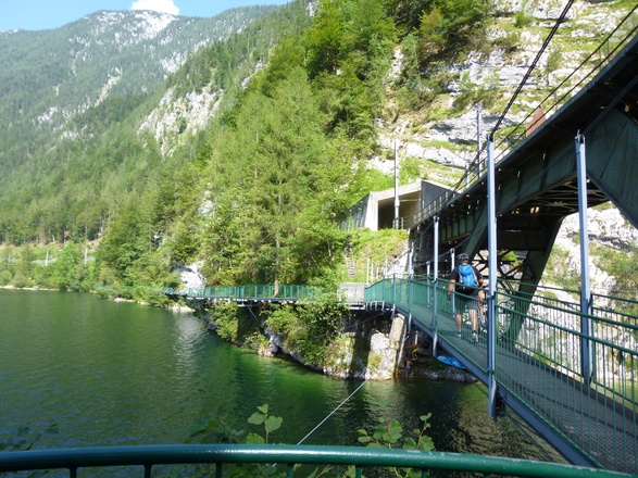 Radfahrbrücke über dem Hallstättersee. Z11
