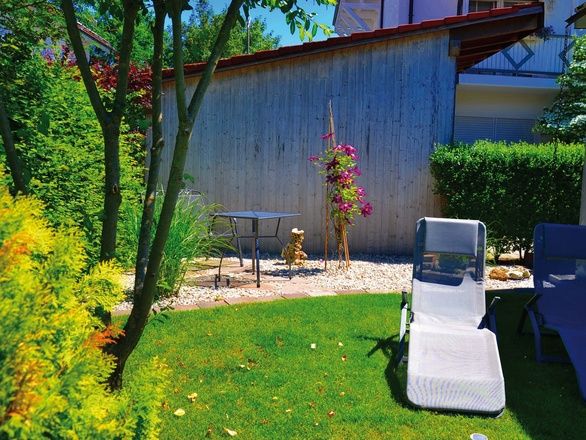 Liegewiese mit Ruhemöbeln für Hausgäste Haus Sabine