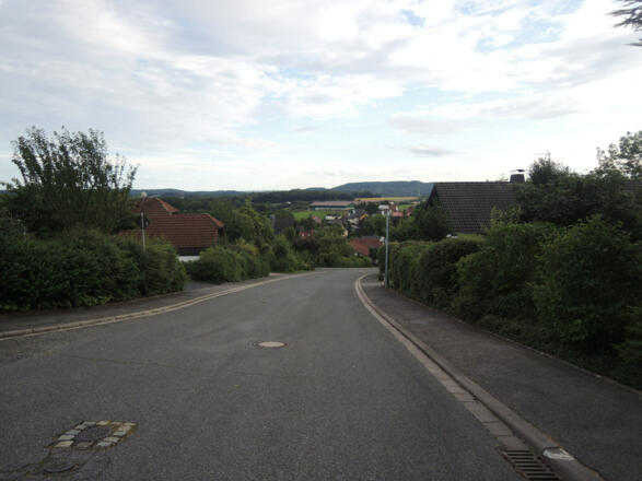 Wir gehen entlang der Straße in Oberwohlsbach.