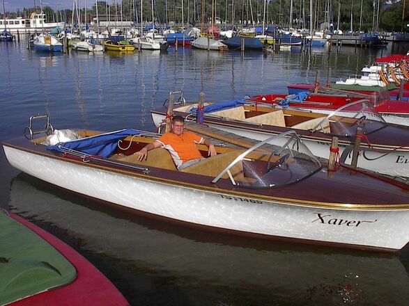 Im Hafen ruhende Boote.