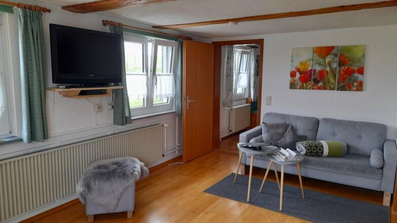 Sofa mit Beistelltischchen