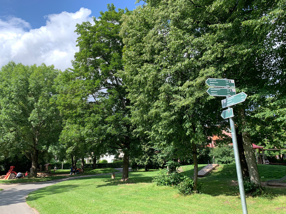 Wegweiser im Friedrich-Rückert-Park in Coburg