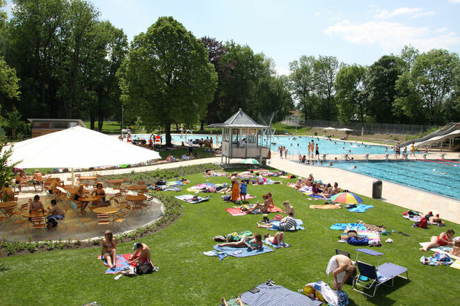 Freibad Rosenheim mit Liegewise.