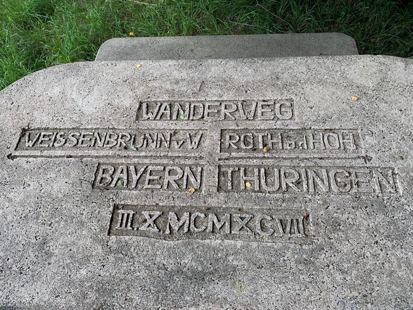 Steinerner Tisch am Start des Grenzwanderwegs Weißenbrunn-Roth