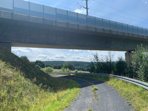 Unter der ICE-Brücke hindurch Richtung Weißenbrunn