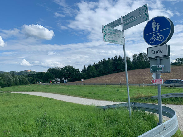 Am Ende der Brücke folgen wir den Wegweisern zum Friedrich-Rückert-Park