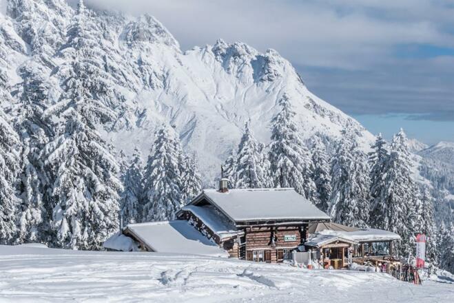 Gabühelhütte mit Taghaube im Hintergrund