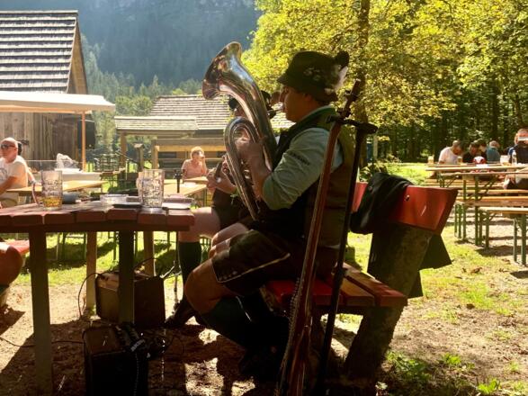 Thomas Stieger von D'Arikoglern am Bariton beim Almfest in Obertraun