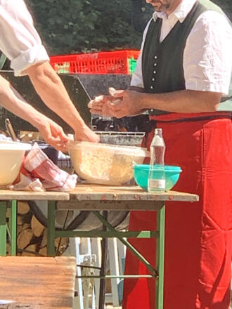 Holzhackernocken Zubereitung beim Almfest in Obertraun