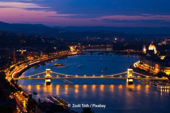 Kettenbrücke am Abend in Budapest - Ungarn /Eeuropa