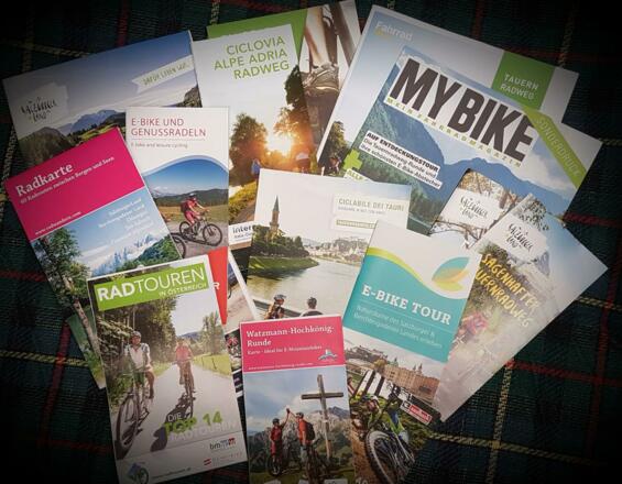 Kartenmaterial für Radtouren gibt es u.a. im Tourismusbüro Werfen