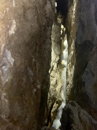 Unterirdischer Wasserfall in der Koppenbrüllerhöhle