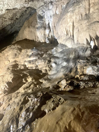 Bunte Kalkablagerungen in der Koppenbrüllerhöhle