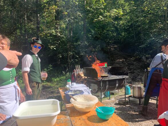 Holzhackernocken Zubereitung beim Almfest in Obertraun