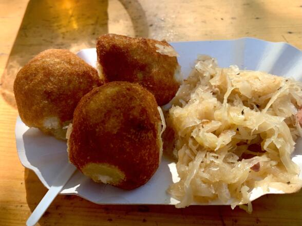 Holzhackernocken mit Sauerkraut