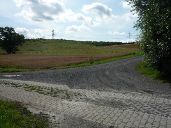 Abzweig nach rechts weiter auf dem R3 Panoramaweg Rödental