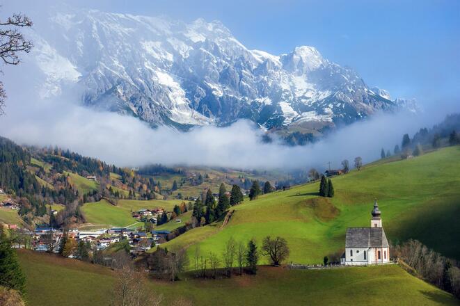 St. Nikolauskirche mit Hochkönigmassiv im Hintergrund