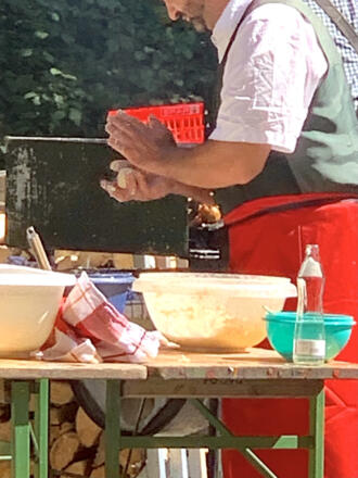 Holzhackernocken werden mit den Händen geformt