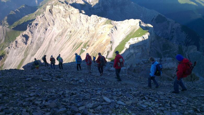 Abstieg vom Gipfel bis zum Serlesjöchl über steiniges Gelände