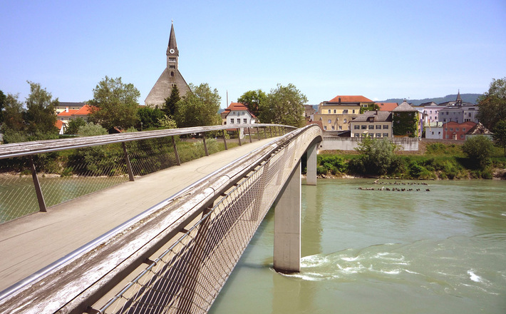 Sicht über den Europasteg Richtung Stiftskirche Mariä Himmelfahrt - Foto von Harald Wessner