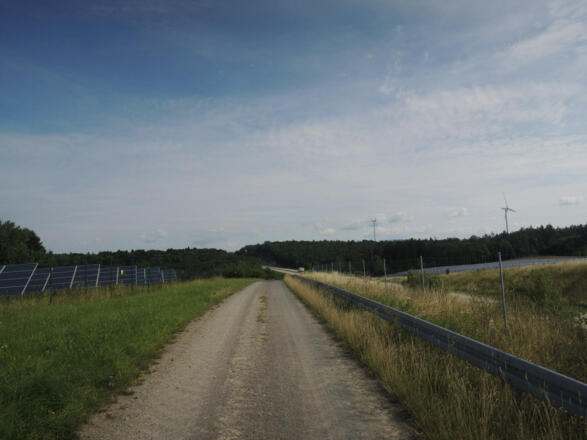Am Solarpark vorbei geht es weiter zur Alexandrinenhütte.