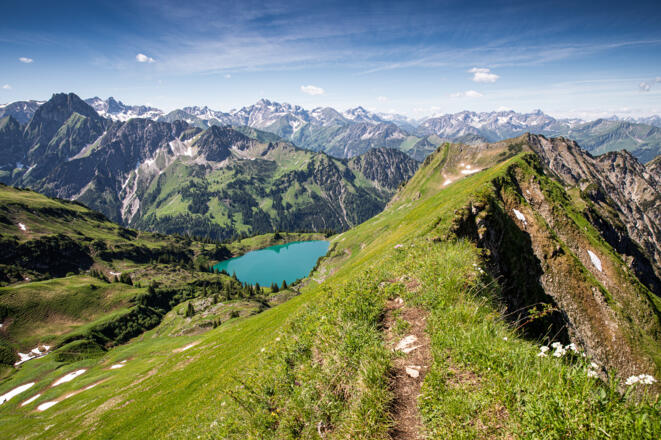Rückblick auf den Grat, ganz links die markante Höfats.