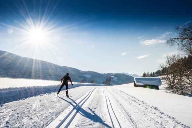 Langlaufen in malerischer Winterlandschaft