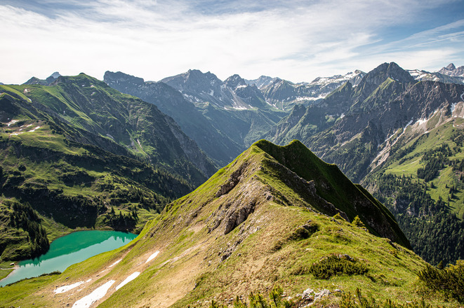 Aussicht auf Höfats und Seealpsee vom Seeköpfle aus.