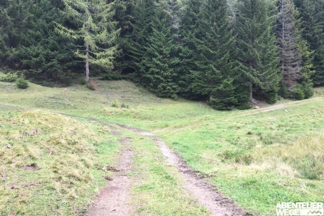 6.70 km - An der Weggabelung rechts abbiegen und in Richtung Kapelle gehen.