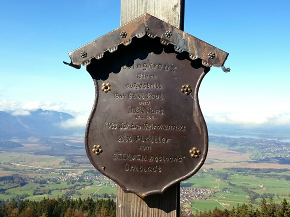 Liebevoll ist das Gipfelkreuz vom Großen Illing gestaltet