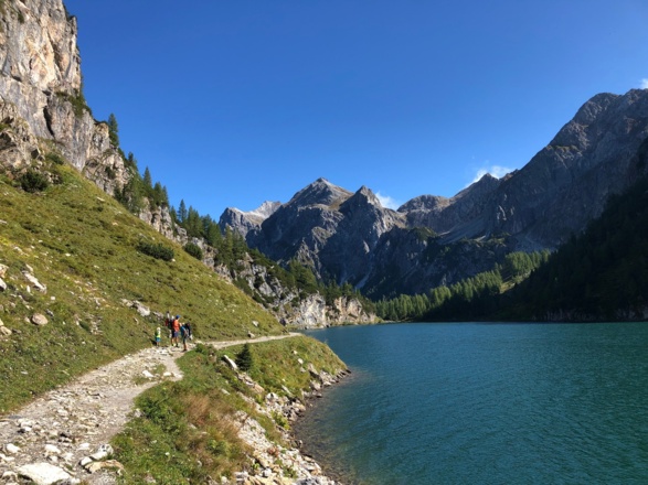 Blick auf den Tappenkarsee und die umliegende Bergwelt