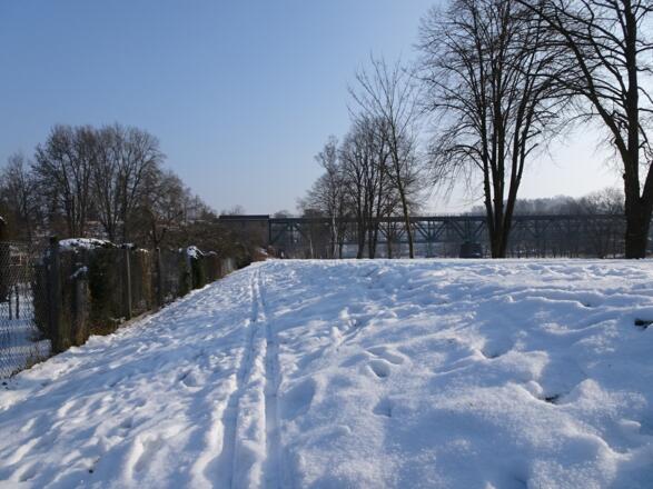 Zurück nach Landshut bei den Schrebergärten neben der Eisenbahnbrücke