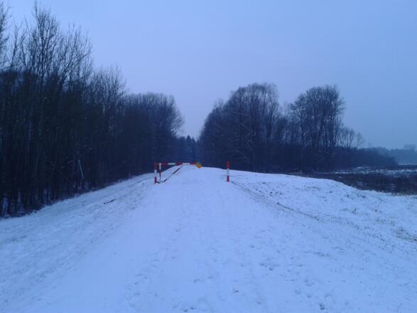 Der Loipen-Damm nördlich der Flutmulde. Ab hier wird die Spur meist besser.
