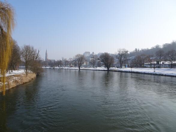 Blick von der Eisstadionbrücke ins Stadtzentrum.