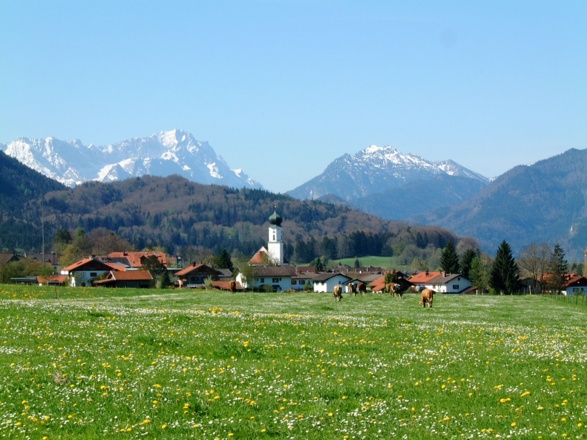 Blick auf Ohlstadt mit Zugspitze