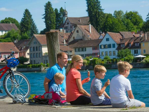 Am Rheinufer gönnt sich die Familie eine Pause
