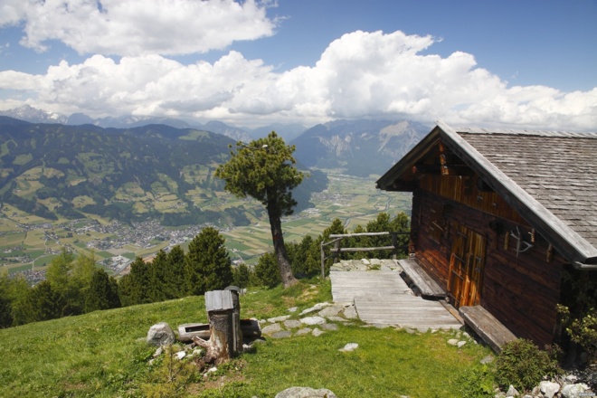 Lichtung mit Hütte