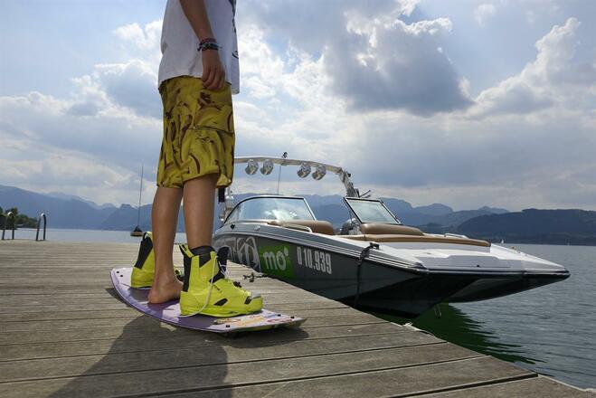Wakeboarder am Steg