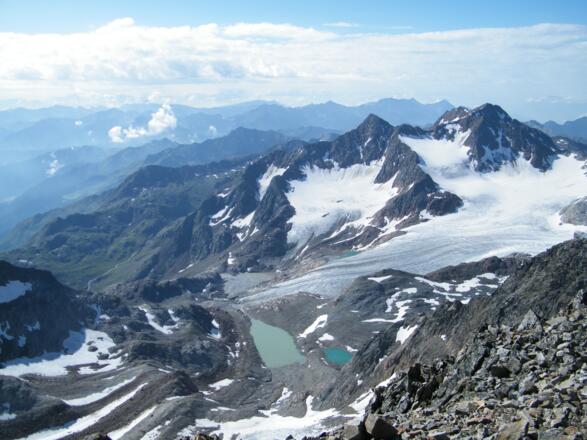 Blick vom Gipfelgrat des Wilden Freiger nach Süden.