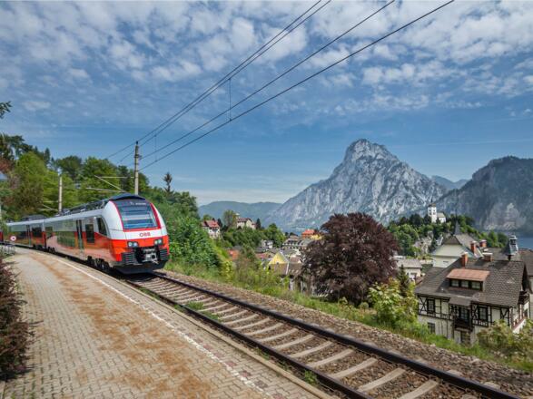 Cityjet bei der Bahnhaltestelle Traunkirchen Ort