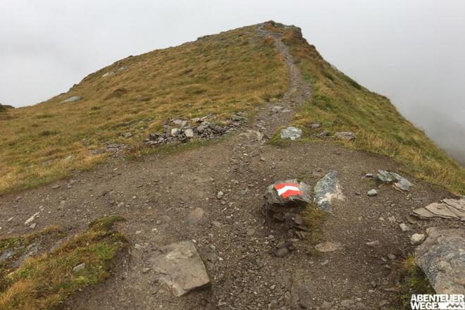 3.20 km - An rot-weißer Markierung links abbiegen.