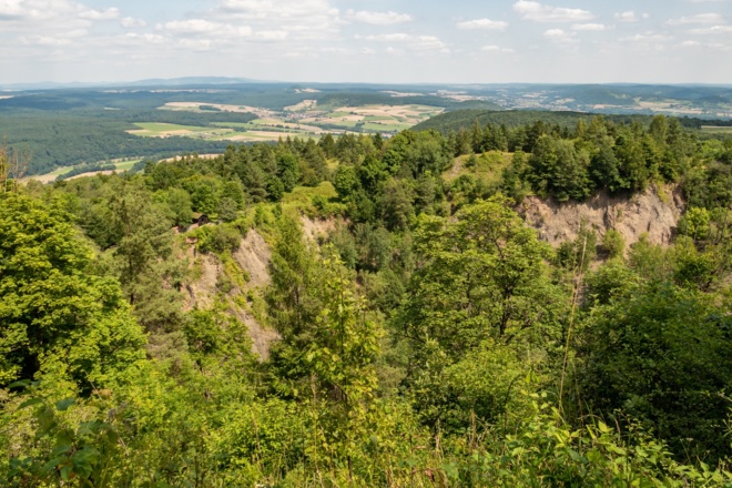 Krater des ehemaligen Basaltwerks