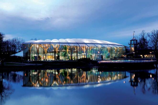 Außenansicht des Prienavera Erlebnisbades am Abend.