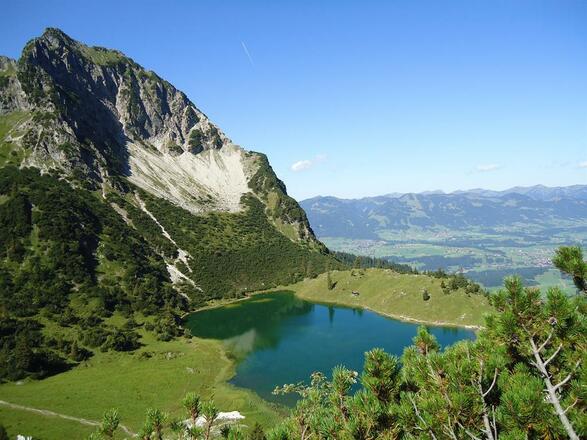 Gaisalpsee mit Bolsterlang im Hintergrund